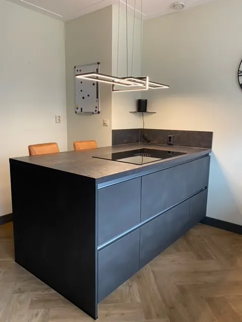 Kookeiland in een keuken, uitgevoerd door Klusbedrijf Gierveld in Hoofddorp