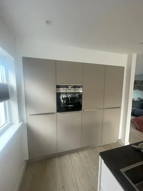 Ombouw keuken in een keuken, uitgevoerd door Klusbedrijf Gierveld in Hoofddorp