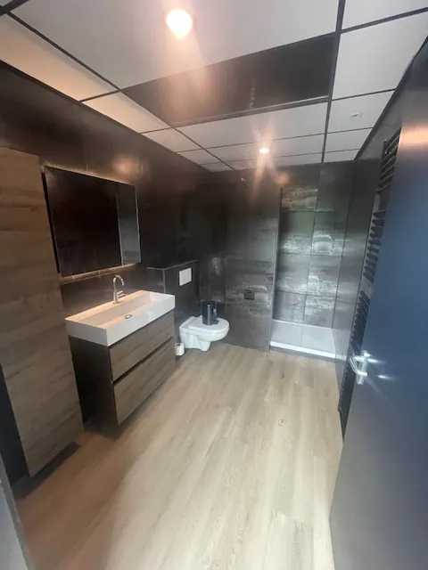 Badkamer in een badkamer, uitgevoerd door Klusbedrijf Gierveld in Hoofddorp