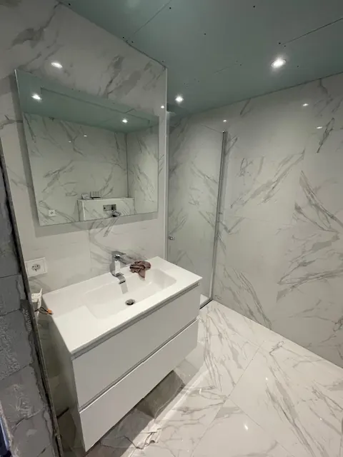 Badkamer in een badkamer, uitgevoerd door Klusbedrijf Gierveld in Hoofddorp