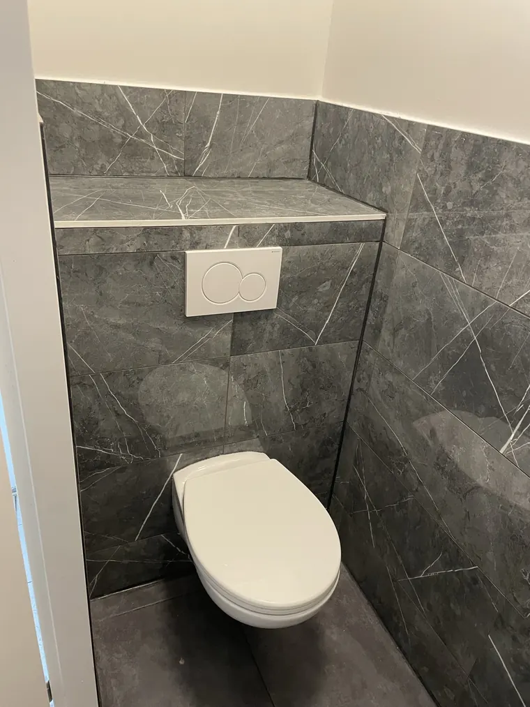 Hangend toilet in een badkamer, uitgevoerd door Klusbedrijf Gierveld in Hoofddorp