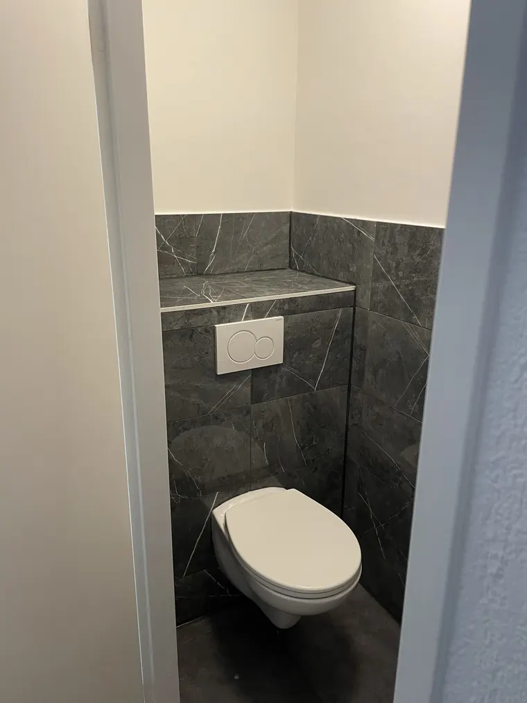 Hangend toilet in een badkamer, uitgevoerd door Klusbedrijf Gierveld in Hoofddorp