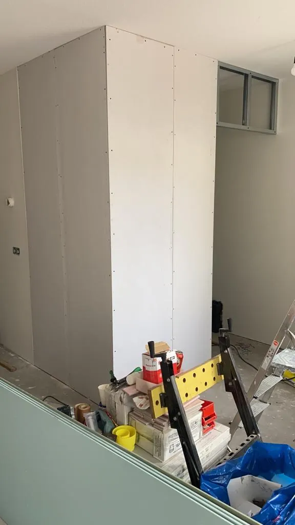 Scheidingswand in een woning, uitgevoerd door Klusbedrijf Gierveld in Hoofddorp