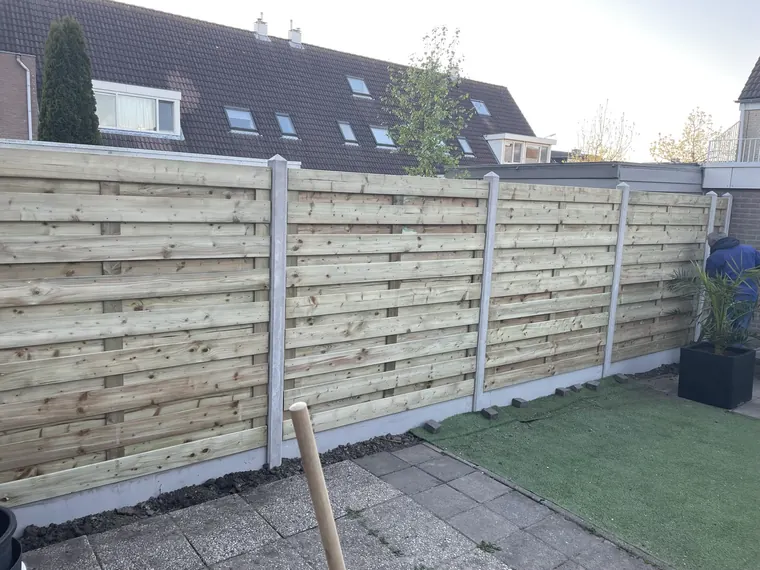 Schutting in een tuin, uitgevoerd door Klusbedrijf Gierveld in Hoofddorp