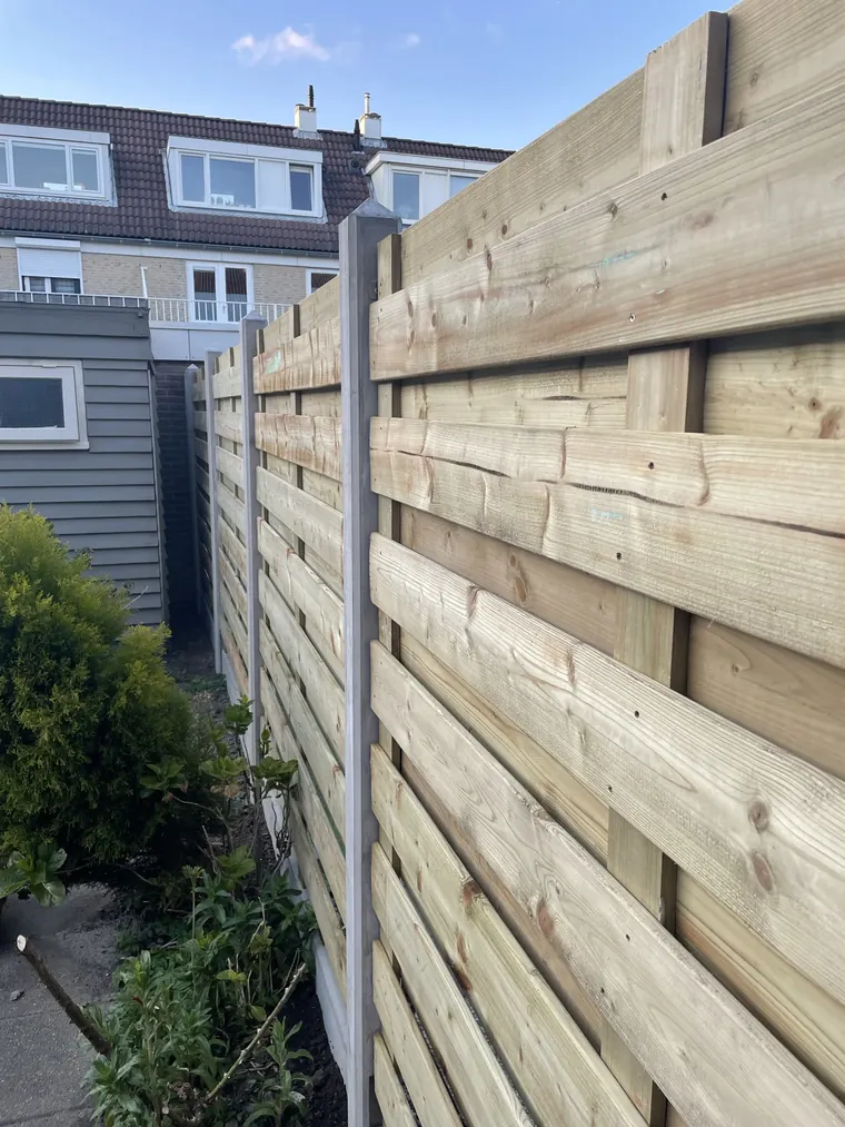 Schutting in een tuin, uitgevoerd door Klusbedrijf Gierveld in Hoofddorp