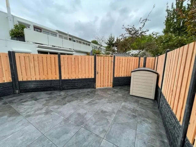 Schutting in een tuin, uitgevoerd door Klusbedrijf Gierveld in Hoofddorp