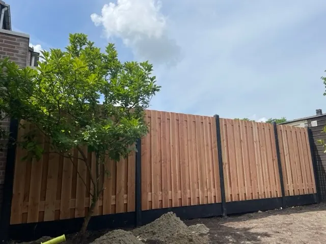 Schutting in een tuin, uitgevoerd door Klusbedrijf Gierveld in Hoofddorp