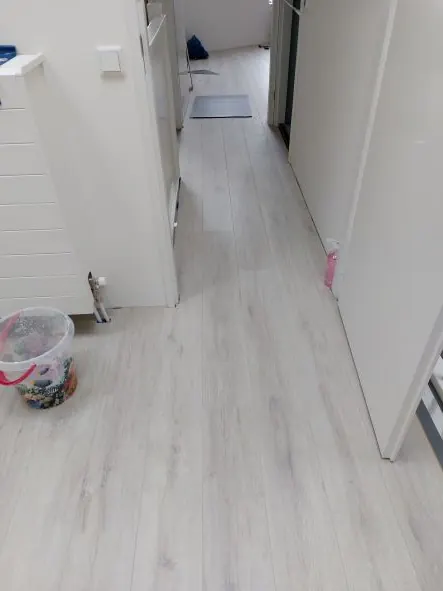 Laminaat vloer in een woning, uitgevoerd door Klusbedrijf Gierveld in Hoofddorp