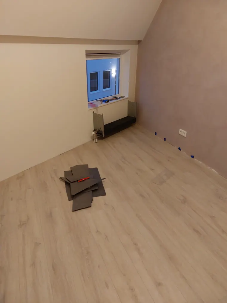 Laminaat vloer in een woning, uitgevoerd door Klusbedrijf Gierveld in Hoofddorp