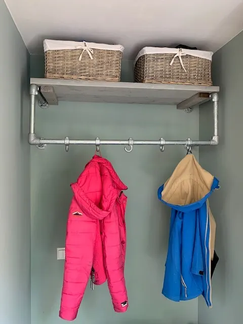 Kapstok in een woning, uitgevoerd door Klusbedrijf Gierveld in Hoofddorp