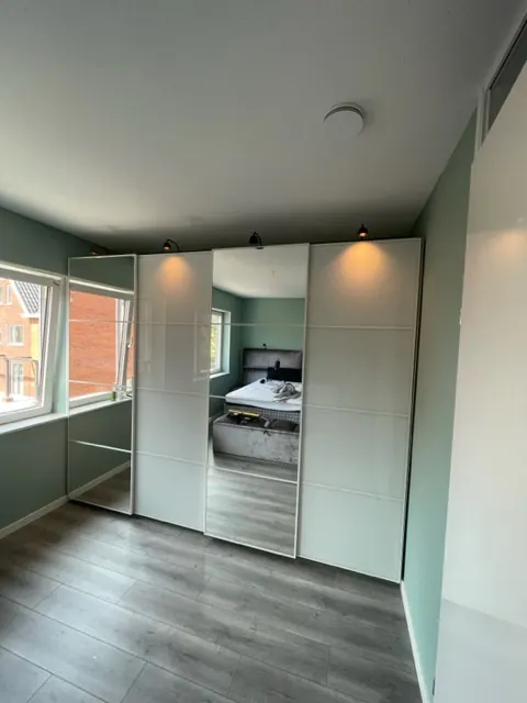 Kastenwand in een woning, uitgevoerd door Klusbedrijf Gierveld in Hoofddorp